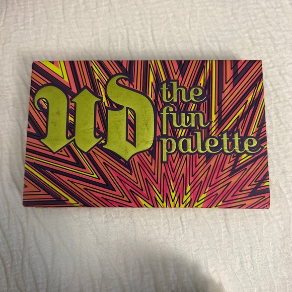 Urban Decay Fun Palette - Picture 1 of 3